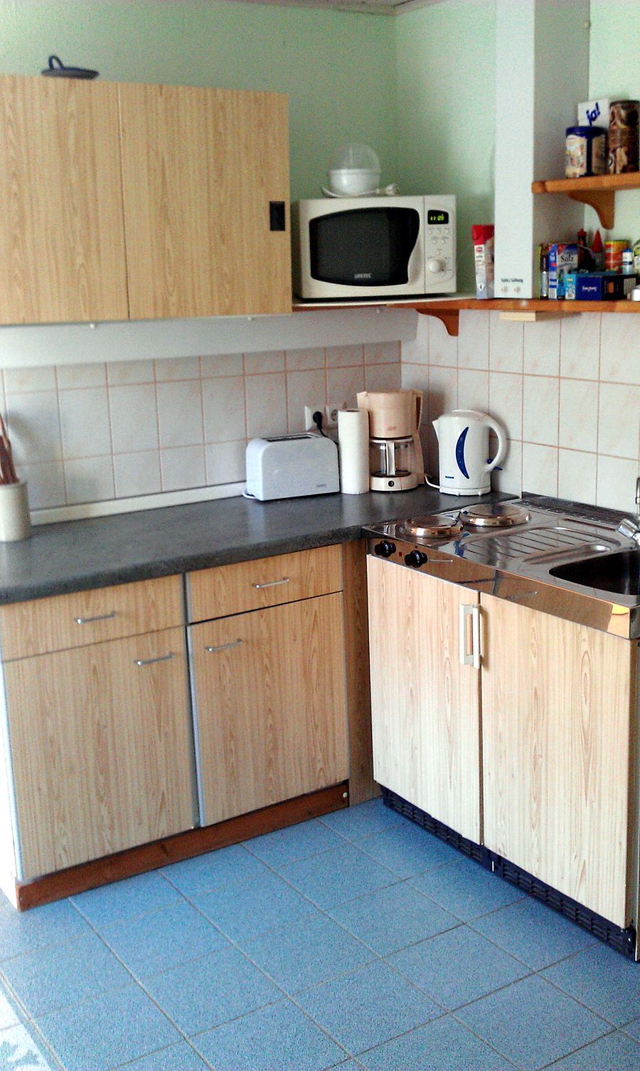 Küchenzeile mit Arbeitsfläche, Kaffeemaschine, Wasserkocher und Toaster